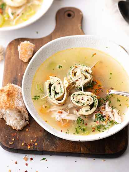 Sopa de pollo y tortilla a las hierbas