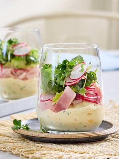 Sałatka jajeczna z szynką i rzodkiewką