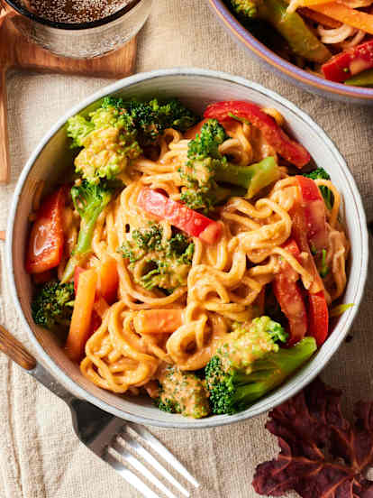 Mie-Nudeln mit Gemüse in Kokos-Erdnuss-Sauce