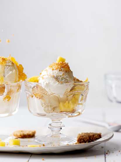 Helado de piña y coco con galletas de jengibre (sin lácteos)