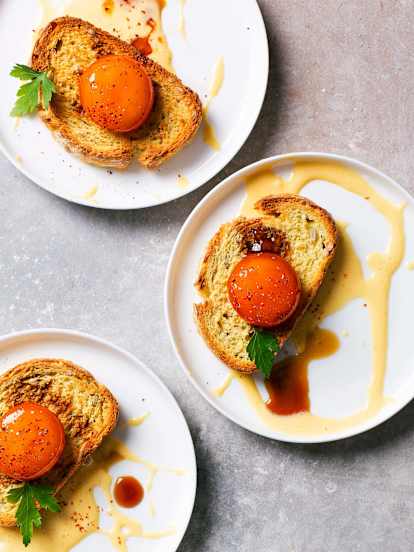 Toast van Maïsbrood met Gepekelde Eierdooier en Hollandaise Saus