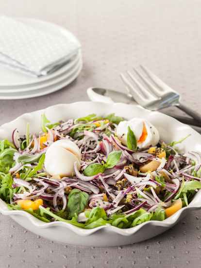 Ensalada de primavera con huevos poché