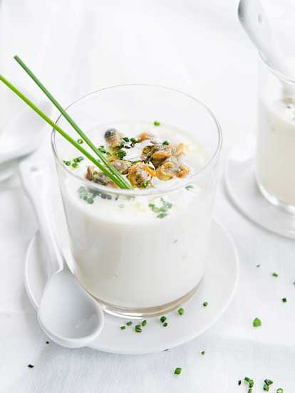 Crema fría de espárragos blancos con berberechos