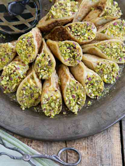 Αραβικές μίνι κρέπες με κρέμα και σιρόπι (Qatayef bil-ashta)