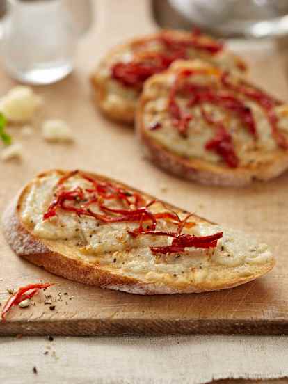 Crostini con quesos y tomates secos
