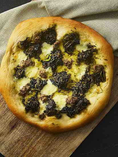 Pizza bianca met salsiccia (Italiaanse venkelworst) en boerenkool