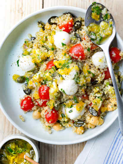 Salade de quinoa, tomates, pois chiches et mozza