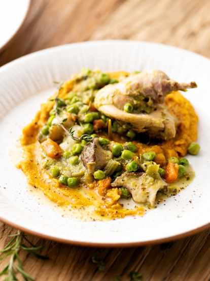 Guisado de coelho com puré de batata-doce e feijão-branco