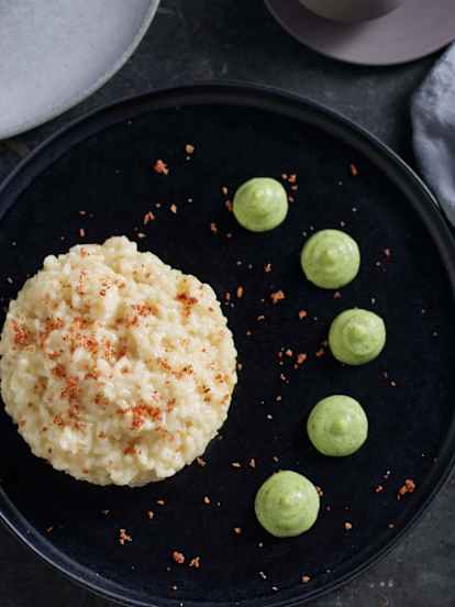 Risotto al azafrán con mousse de calabacín y crujiente de beicon