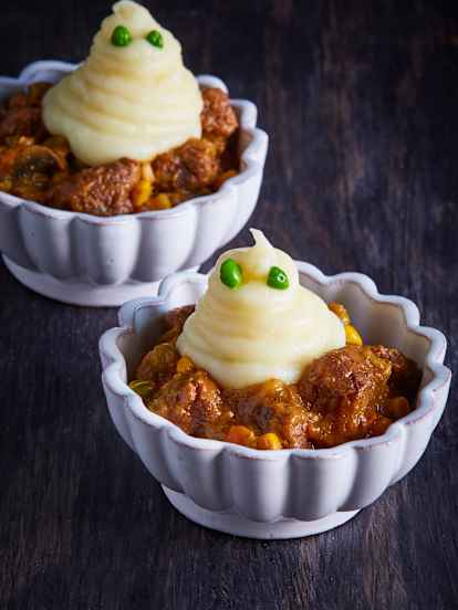 Ragoût de bœuf avec des fantômes de purée de patates