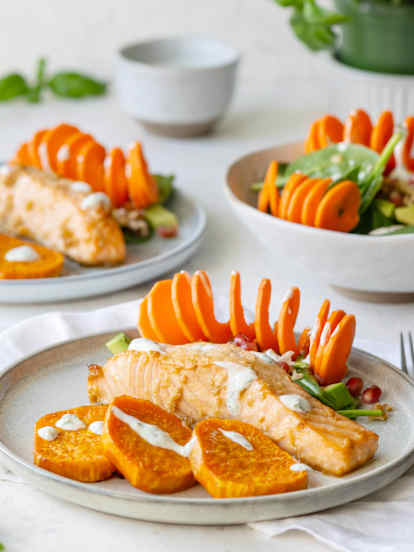 Pieczony łosoś z batatami i sałatką dla pięknej cery (TM7, TM6, TM5)