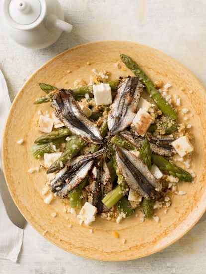 Ensalada de espárragos, boquerones y queso fresco