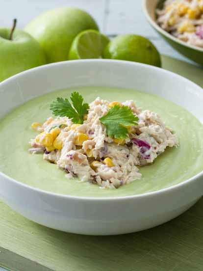 Crema fría de aguacate y manzana con ensalada de pollo
