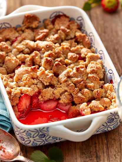 Crumble z truskawkami i rabarbarem