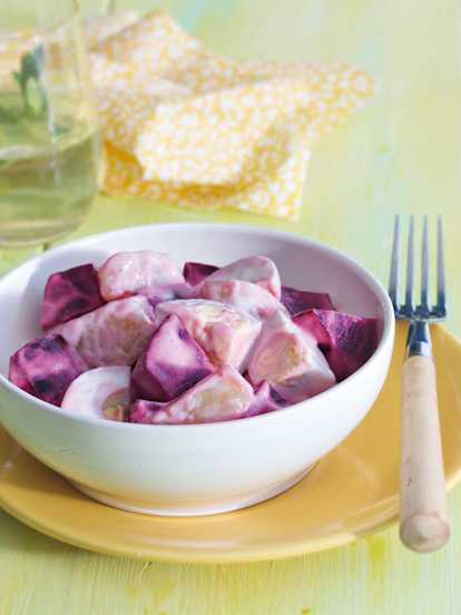 Ensalada de patata, remolacha fresca y huevo