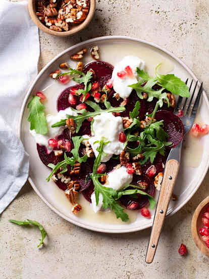 Carpaccio de remolacha con burrata (Pelar)