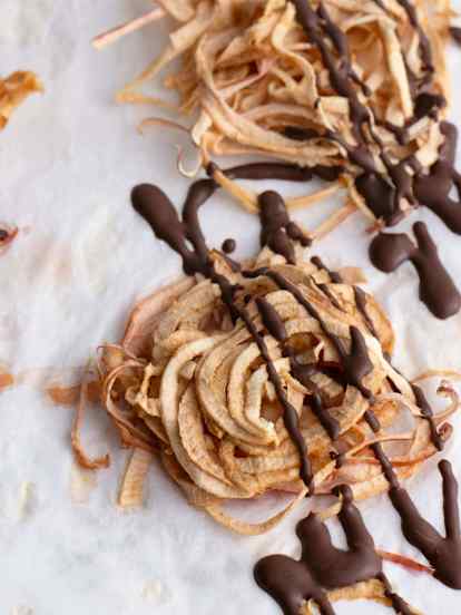 Espirales de manzana con chocolate