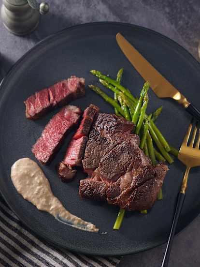 牛排佐蘆筍和豆腐黑胡椒醬