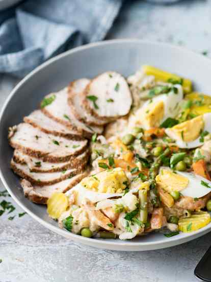 Suprême de dinde sauce chimichurri et salade de légumes variés