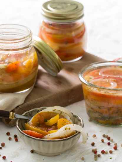 Tomates con cebolla marinados