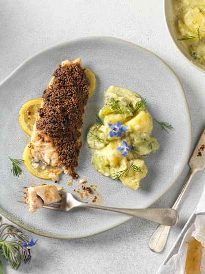 Saibling mit Oliventapenade und Gurken-Kartoffel-Gemüse