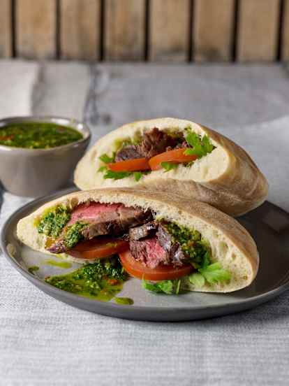 Pita-Sandwich gefüllt mit Steak und Chimichurri