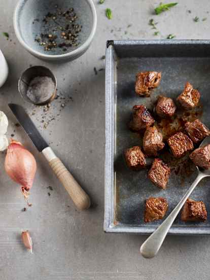 Dourando cubos de carne bovina (bem passado)