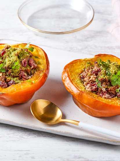 Courge poivrée farcie faible en glucides