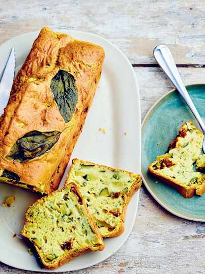 Cake aux courgettes, tomates séchées et curcuma