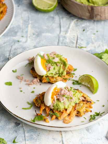 Placki warzywne z awokado, tuńczykiem i jajkami (TM5)