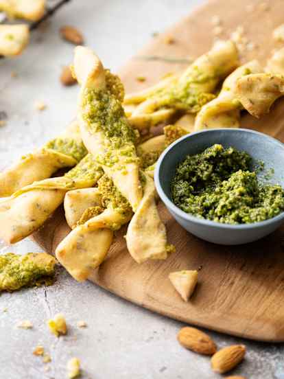 Palitos de queso con pesto de verduras