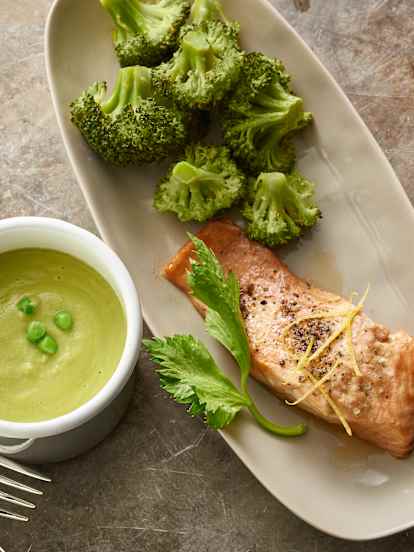 Crema di piselli e zenzero con salmone al limone e broccoli