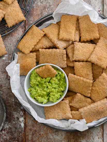 Vollkorn-Cracker mit Avocadocreme