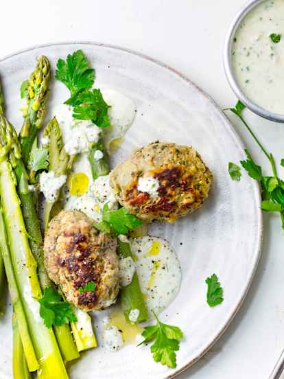 Keftas d'agneau, asperges et sauce au sésame