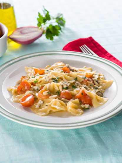Farfalle con chirlas y tomates cherry