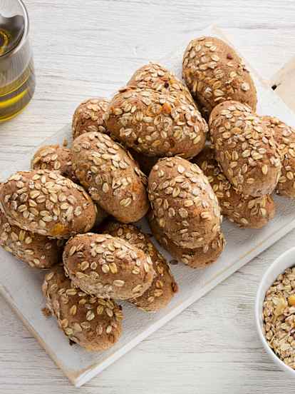 Panecillos integrales con nueces y muesli