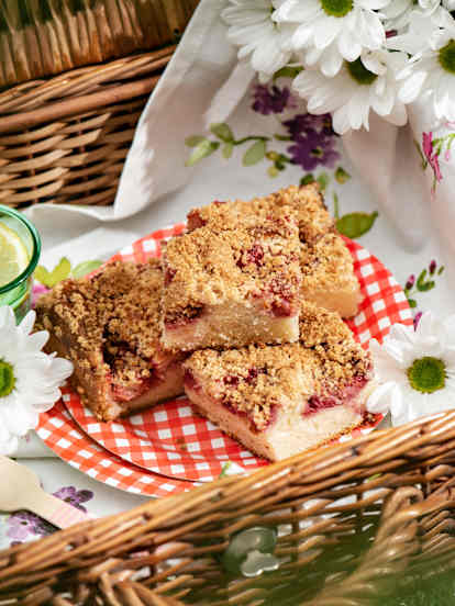 Ciasto muffinowe z truskawkami i migdałową kruszonką