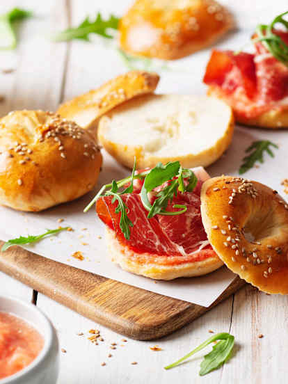 Bagels con jamón y tomate