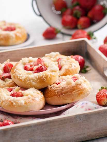 Drożdżówki z truskawkami i kruszonką