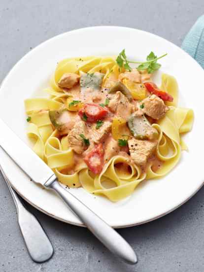 Peperoni-Poulet-Geschnetzeltes zu Bandnudeln