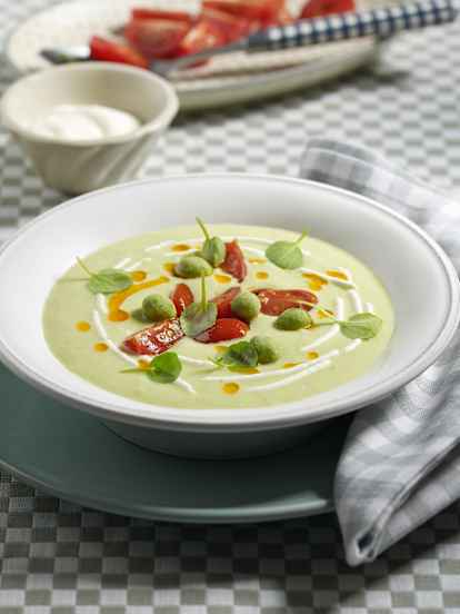 Kalte Avocadosuppe mit gebratenen Tomaten