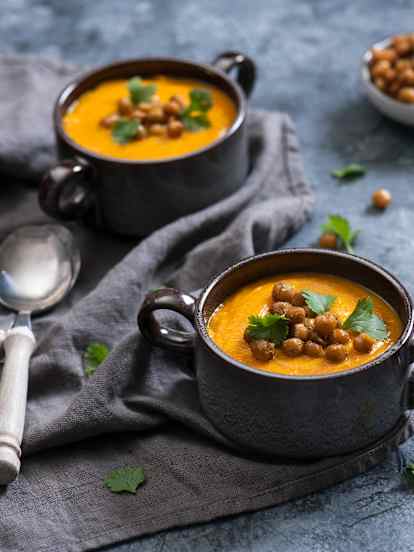 Krem z marchwi z harissą i chrupiącą ciecierzycą