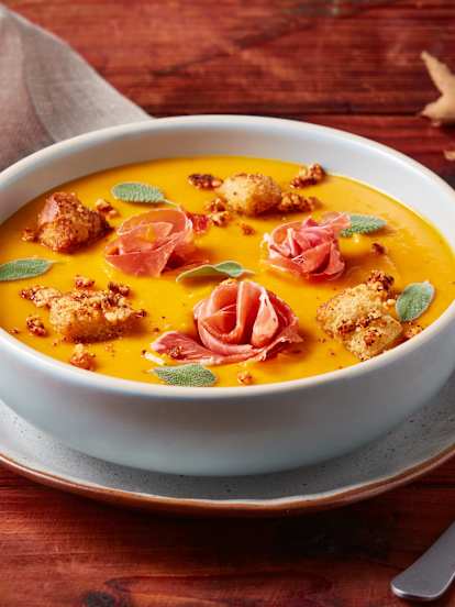 Soupe de patates douces à l'érable avec croûtons au parmesan
