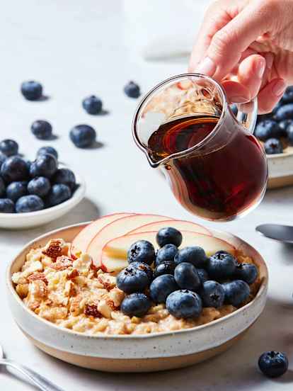 Gruau à l'érable avec pommes et bleuets