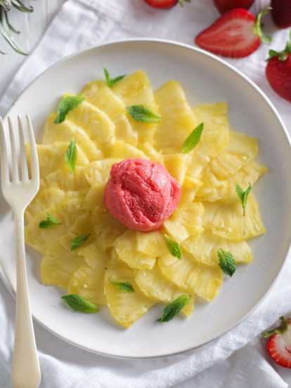 Carpaccio d'ananas avec sorbet rose
