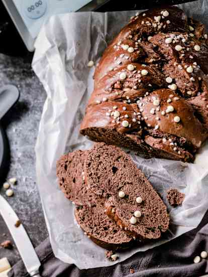 Brioche en cocotte, cacao et pépites de chocolat blanc