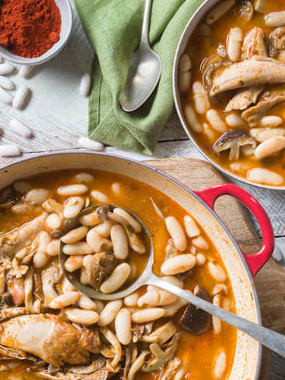 Fabas con setas de primavera y perdiz en cocción lenta