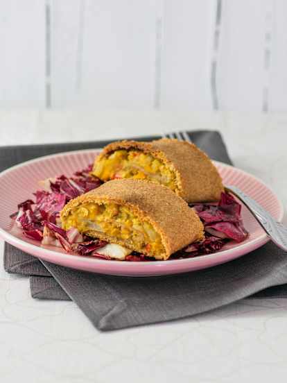 Linsen-Gemüsestrudel mit Radicchiosalat