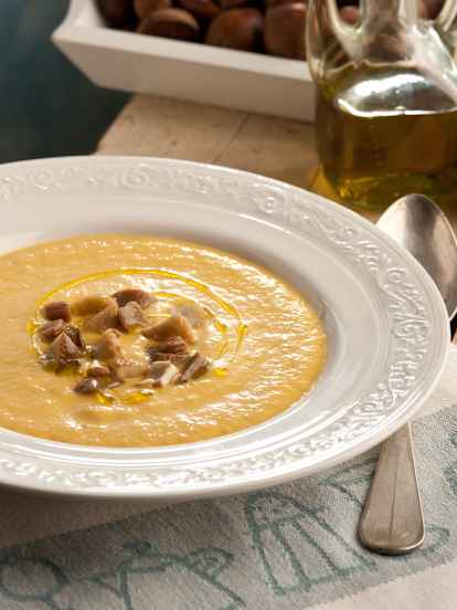 Crema de hortalizas con queso gruyère, setas y castañas