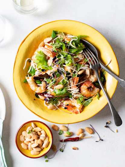 Ensalada templada de angulas de surimi y gambones